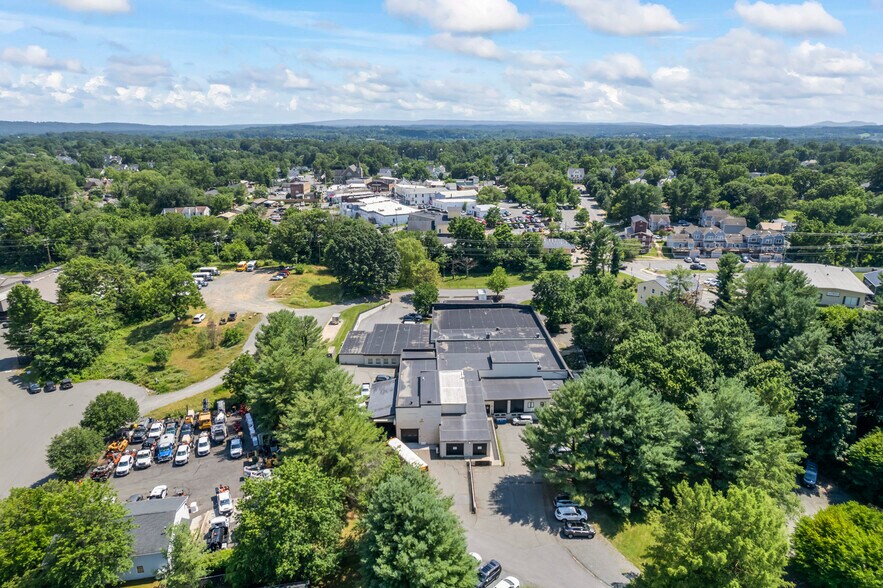 210 N 21st St, Purcellville, VA à vendre - Photo de l’immeuble – Image 2 sur 20