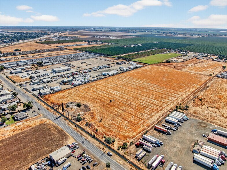 864 E Childs Ave, Merced, CA à vendre - Aérien – Image 2 sur 3