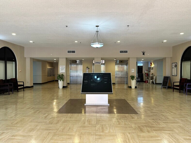 11880 Bird Rd, Miami, FL à louer - Photo de l’immeuble – Image 2 sur 10