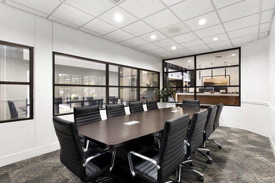 2102 Business Center Dr, Irvine, CA à louer - Photo de l’immeuble – Image 3 sur 8