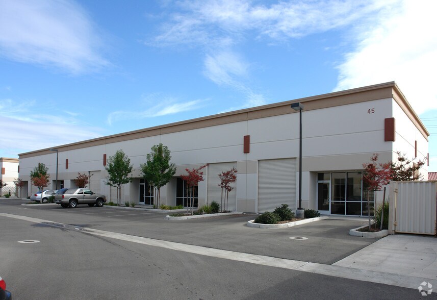 45 Goldenland Ct, Sacramento, CA à vendre - Photo principale – Image 1 sur 10