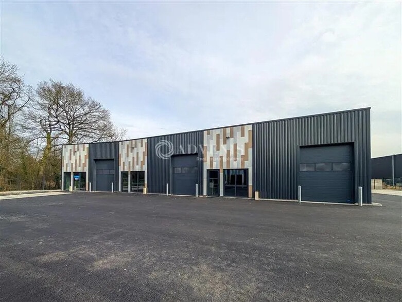 Local d'activités dans Pleumeleuc à vendre - Photo de l’immeuble – Image 3 sur 12