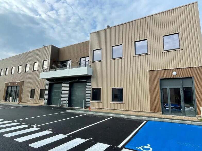 Local d'activités dans Oissel à vendre - Photo de l’immeuble – Image 2 sur 14