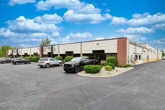 5840-5936 Sterling Dr, Howell, MI à louer Photo de l’immeuble– Image 2 sur 27