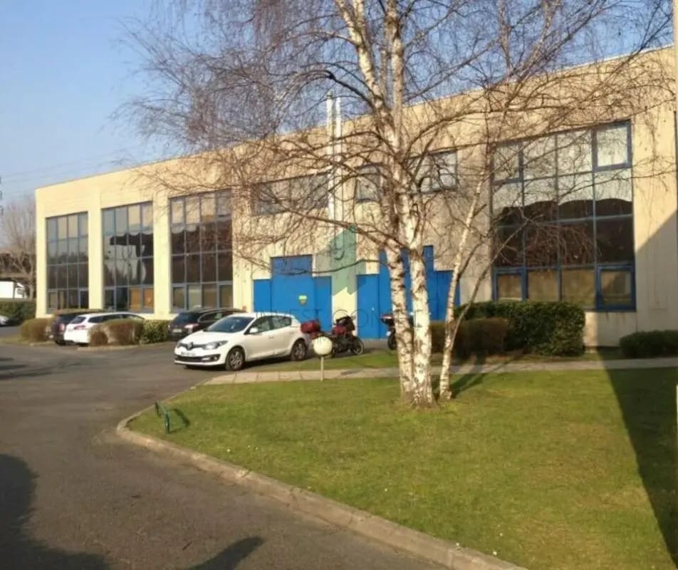 Local d’activités dans Villeneuve-la-Garenne à louer Photo de l’immeuble– Image 1 sur 4