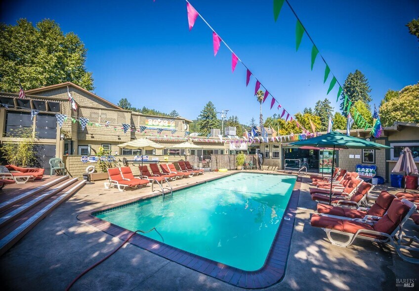 16390 4th St, Guerneville, CA à vendre - Photo de l’immeuble – Image 2 sur 31
