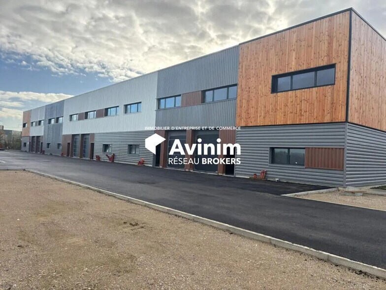 Local d’activités dans Viarmes à louer - Photo de l’immeuble – Image 2 sur 33