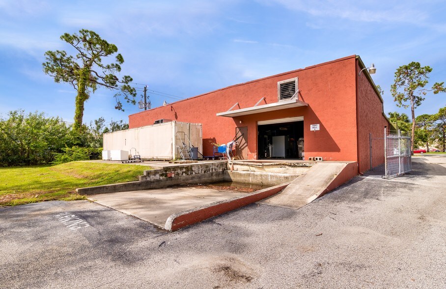 205 S Wickham Rd, Melbourne, FL à louer - Photo de l’immeuble – Image 3 sur 5