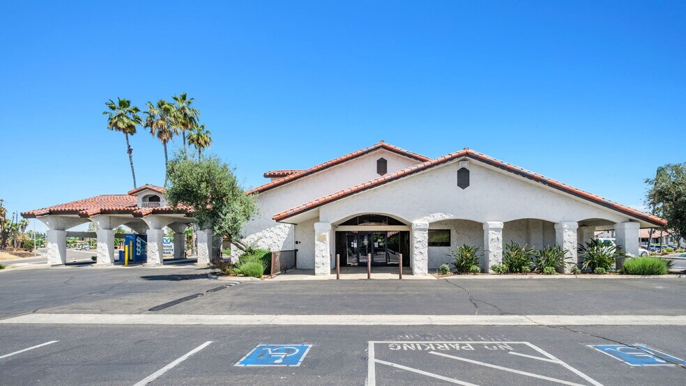 7088 N 1st St, Fresno, CA à louer - Photo de l’immeuble – Image 3 sur 5