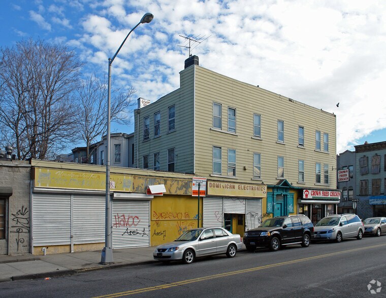 585 Wilson Ave, Brooklyn, NY à louer - Photo de l’immeuble – Image 3 sur 3