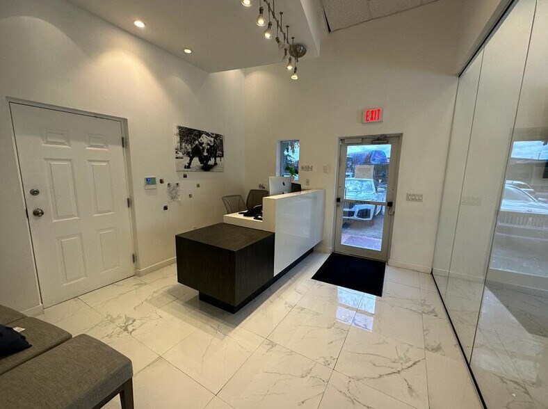 423-425 NW 10th Ter, Hallandale Beach, FL à vendre - Photo intérieure – Image 2 sur 36