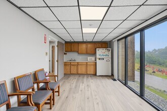 846 Broncos Hwy, Mapleville, RI à louer Photo intérieure– Image 1 sur 19