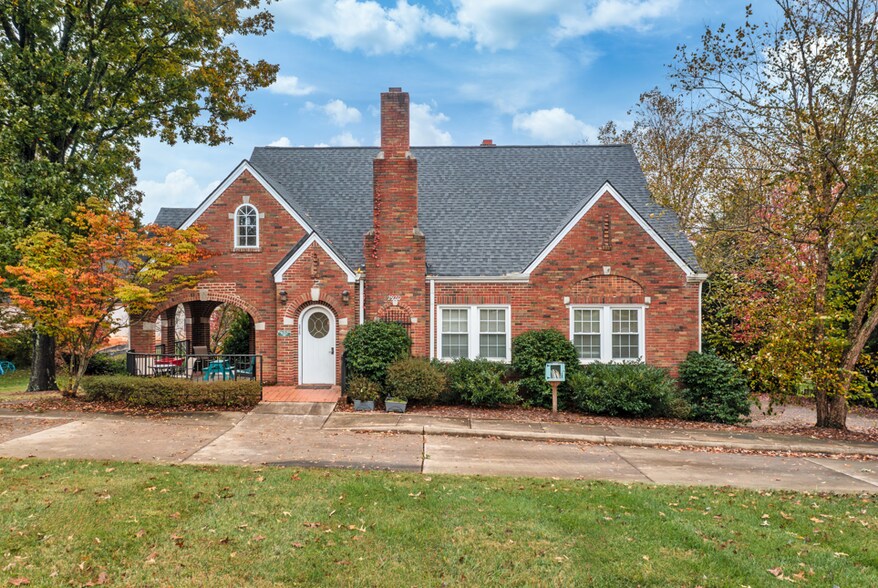 2920 Reynolda Rd, Winston-Salem, NC à vendre - Photo principale – Image 1 sur 7