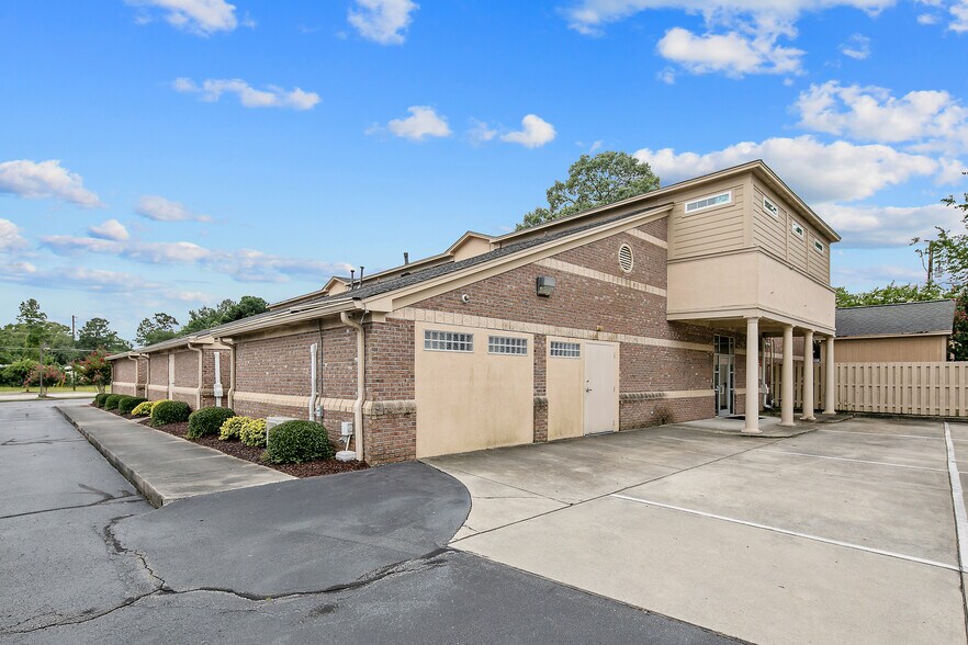 3656 Cape Center Dr, Fayetteville, NC à vendre - Photo de l’immeuble – Image 3 sur 14