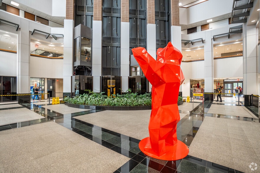 7324 Southwest Fwy, Houston, TX à louer - Hall d’entrée – Image 2 sur 17