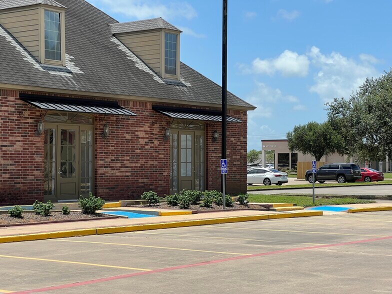 115 Abner Jackson Pky, Lake Jackson, TX à louer - Photo de l’immeuble – Image 2 sur 15