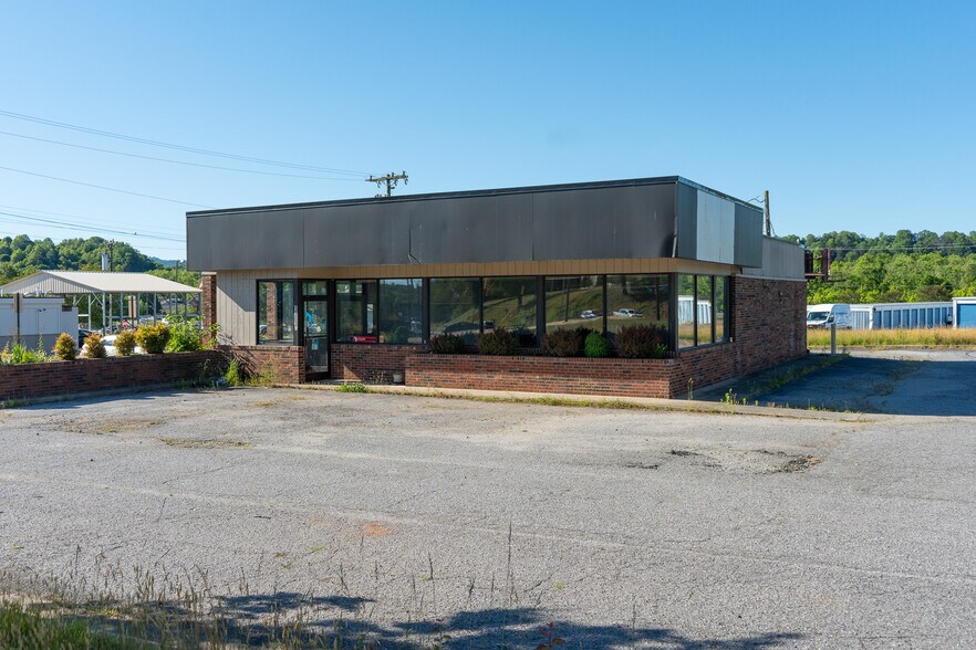 1303 Curtis Bridge Rd, Wilkesboro, NC à vendre - Photo de l’immeuble – Image 1 sur 11