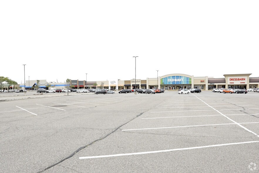 13821-13995 Hall Rd, Shelby Township, MI à louer - Photo de l’immeuble – Image 2 sur 8