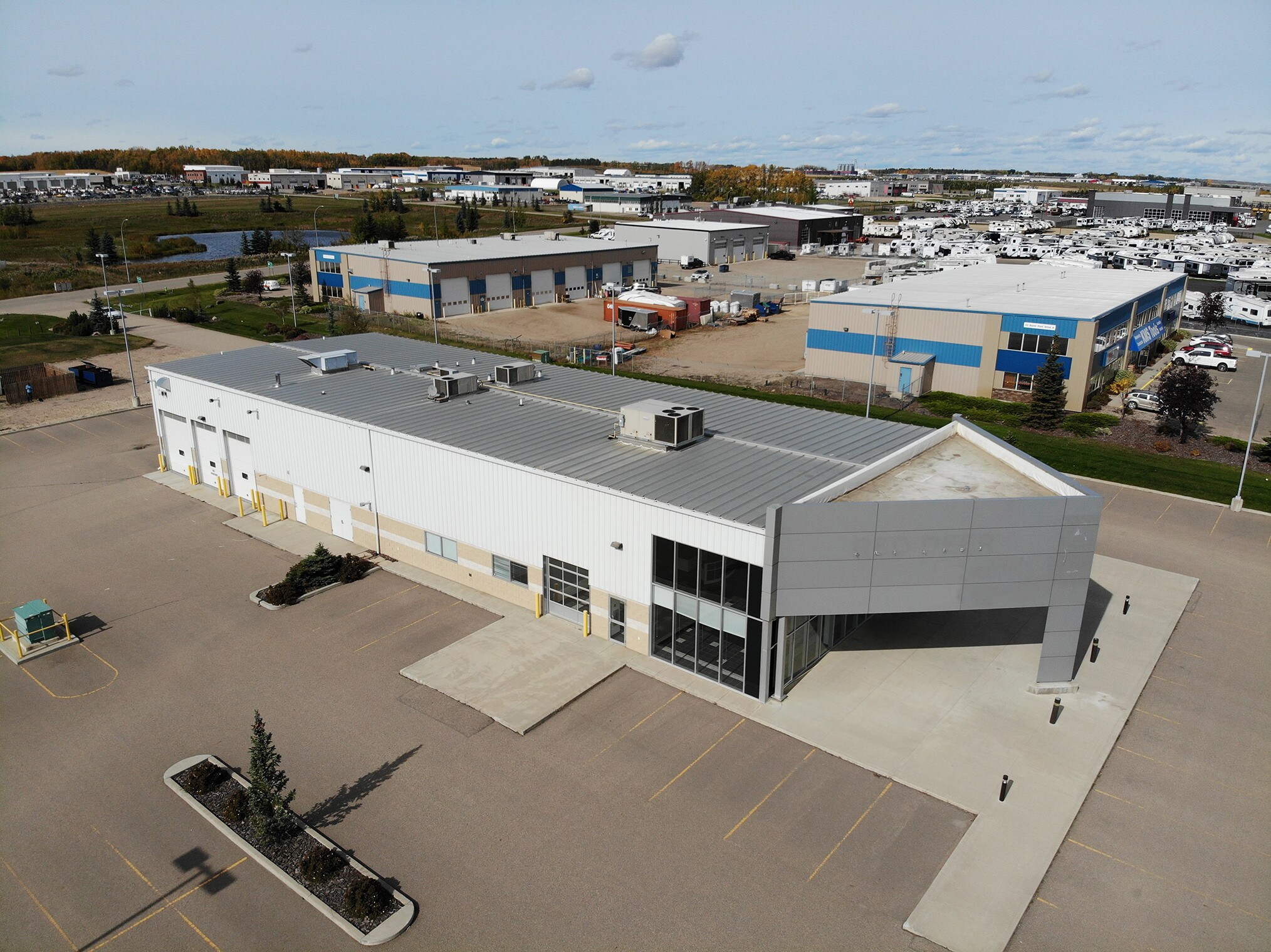 295 Burnt Park Dr, Red Deer County, AB à louer Photo de l’immeuble– Image 1 sur 9