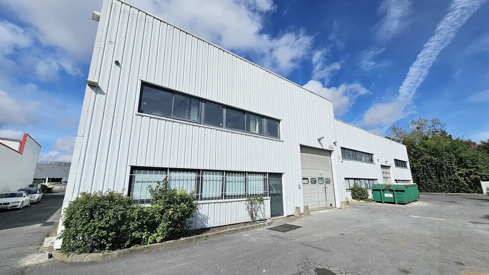 Local d’activités dans Champigny-sur-Marne à louer - Photo de l’immeuble – Image 1 sur 1