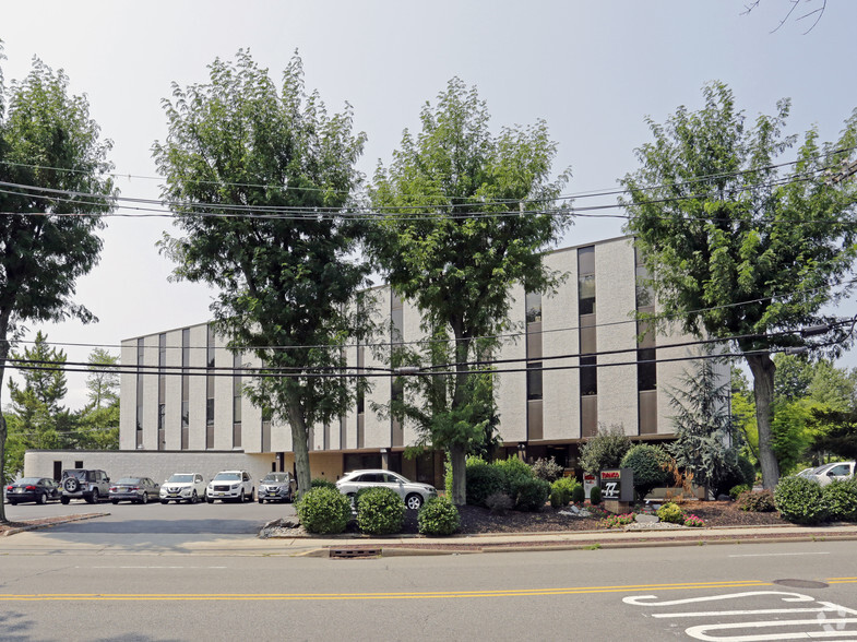 77 Brant Ave, Clark, NJ à louer - Photo de l’immeuble – Image 1 sur 5