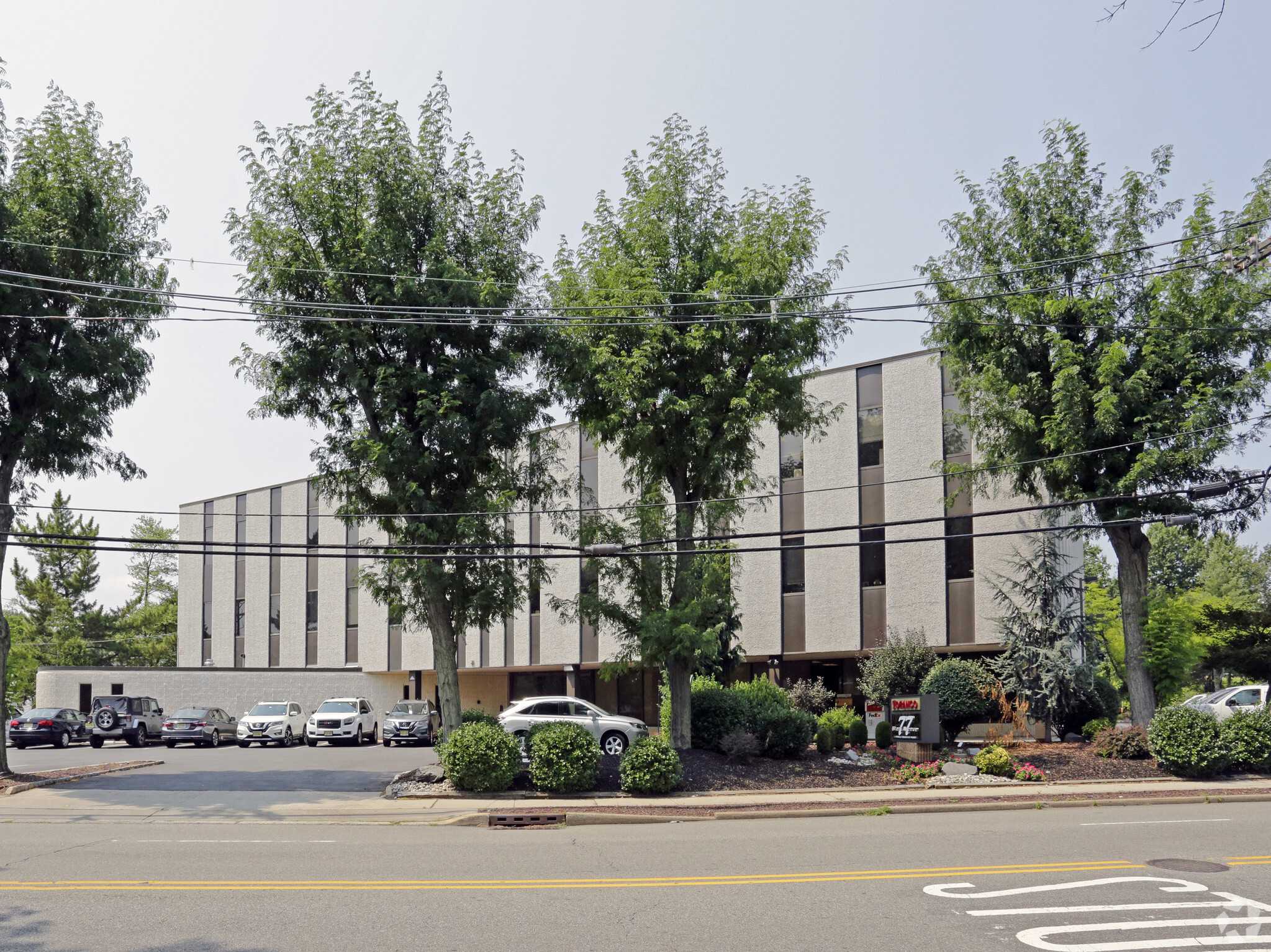 77 Brant Ave, Clark, NJ à louer Photo de l’immeuble– Image 1 sur 6