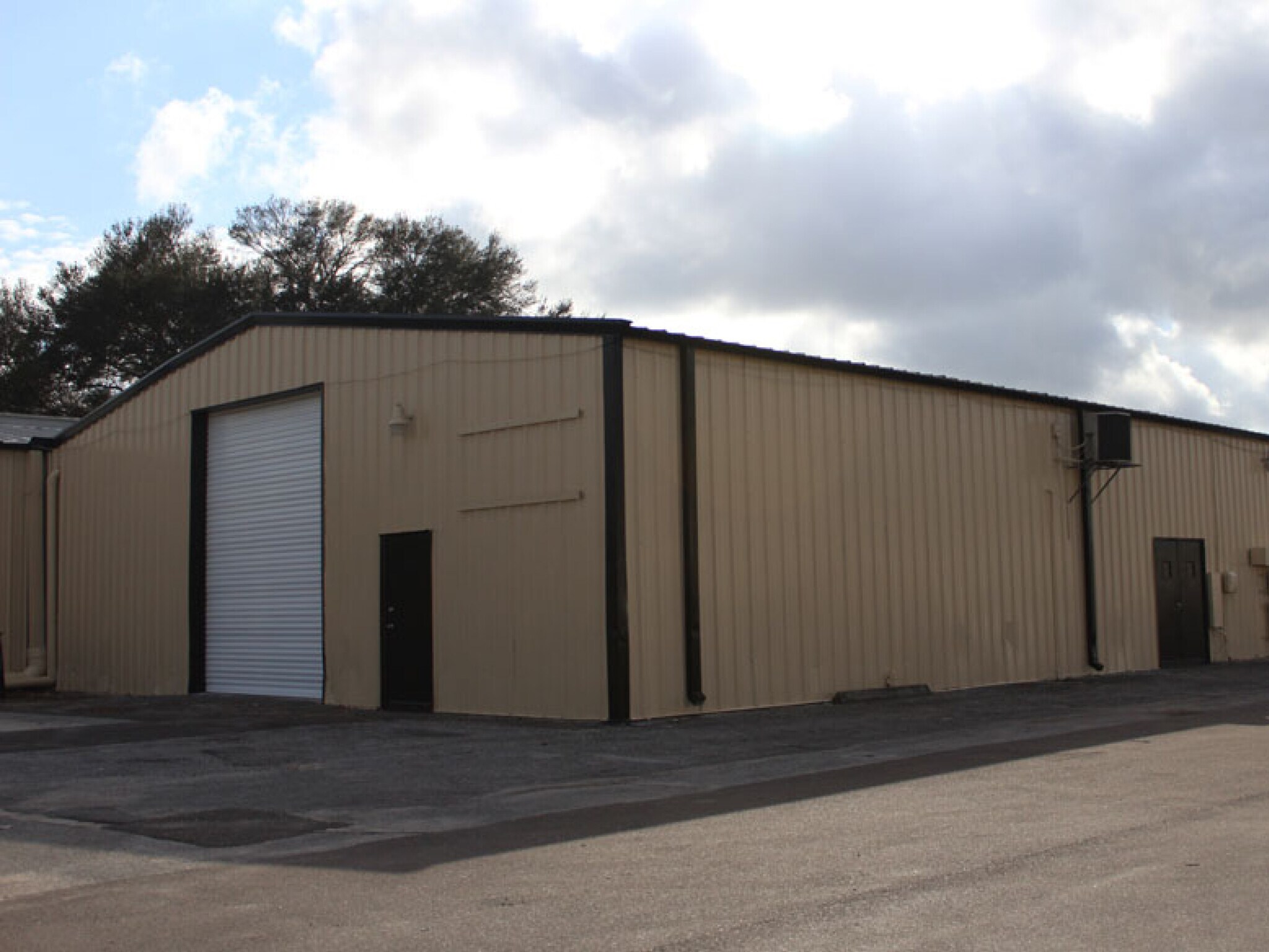 13215 N Nebraska Ave, Tampa, FL à louer Photo principale– Image 1 sur 9