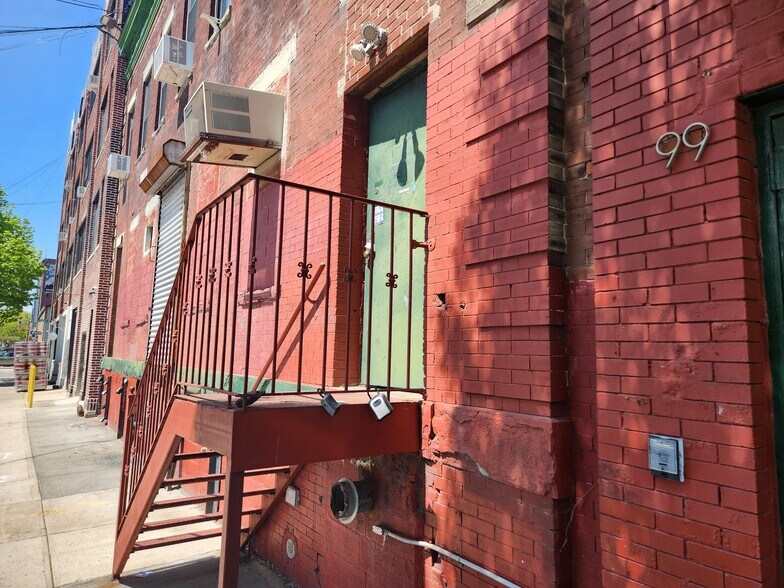 99 Richardson St, Brooklyn, NY à louer - Photo de l’immeuble – Image 1 sur 3