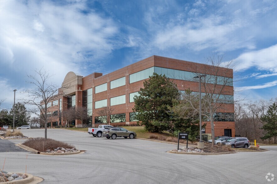 N19W24400 Riverwood Dr, Waukesha, WI à louer - Photo principale – Image 1 sur 10