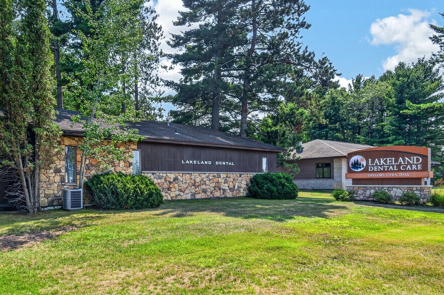9758 W Lake Ave, Minocqua, WI à vendre - Photo de l’immeuble – Image 1 sur 52