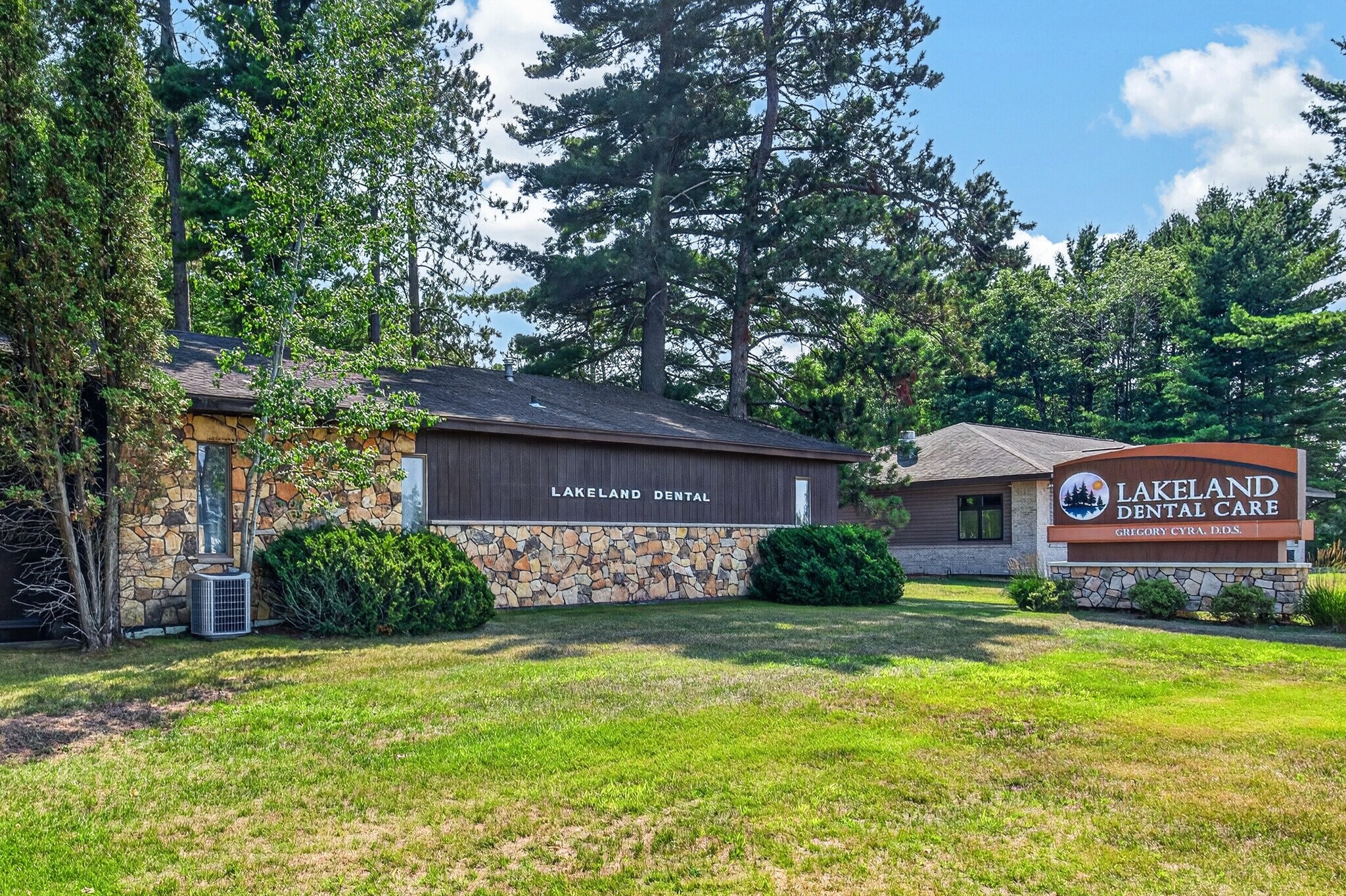 9758 W Lake Ave, Minocqua, WI à vendre Photo de l’immeuble– Image 1 sur 53