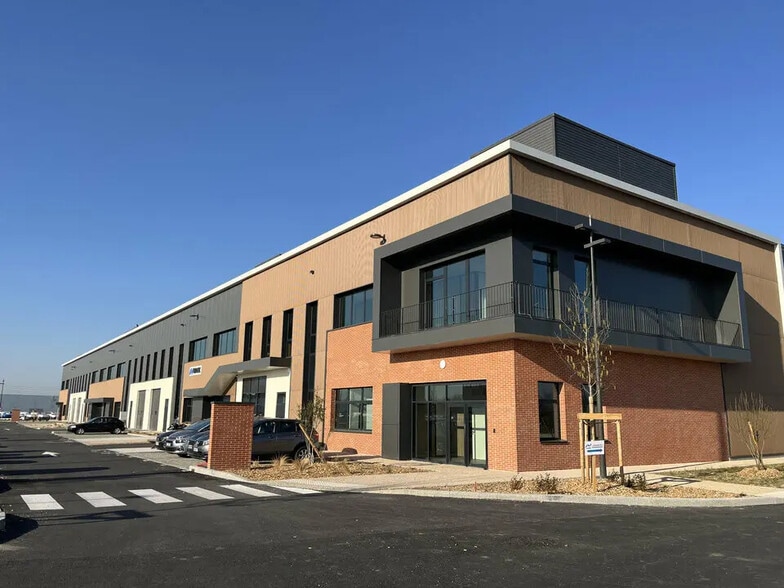 Local d’activités dans Saint-Priest à louer - Photo de l’immeuble – Image 1 sur 15