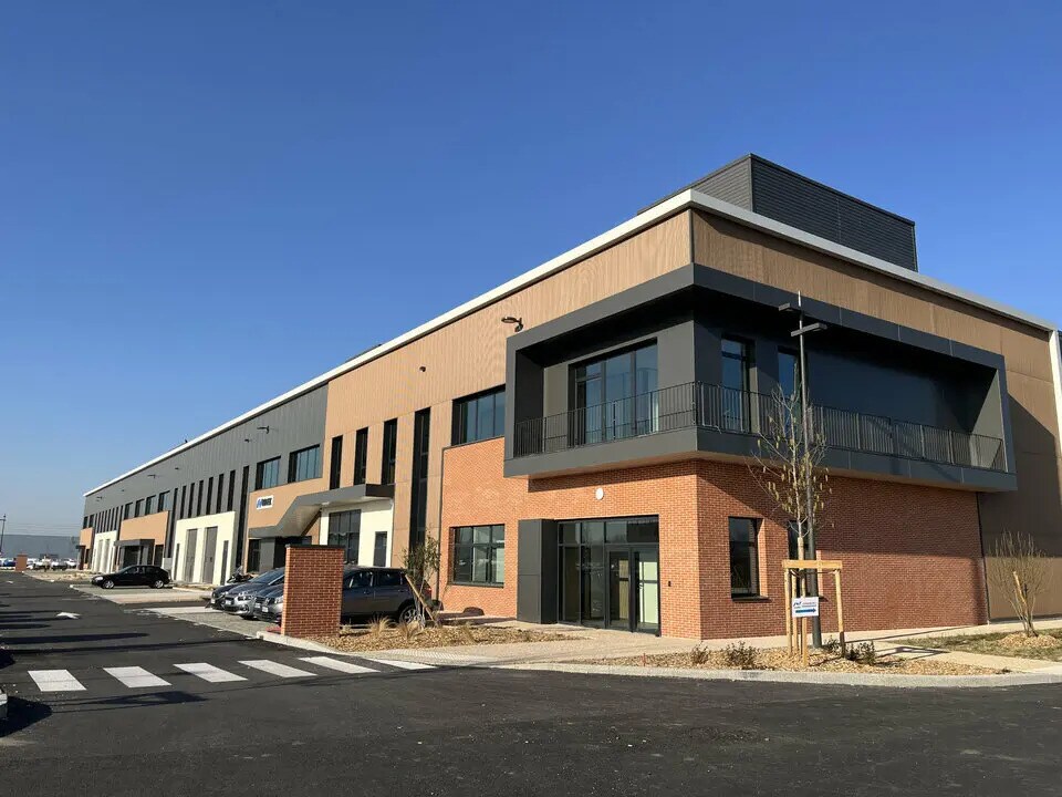 Local d’activités dans Saint-Priest à louer Photo de l’immeuble– Image 1 sur 16