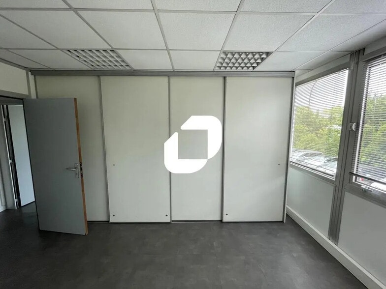 Bureau dans Noisy-le-Grand à louer - Photo de l’immeuble – Image 3 sur 7