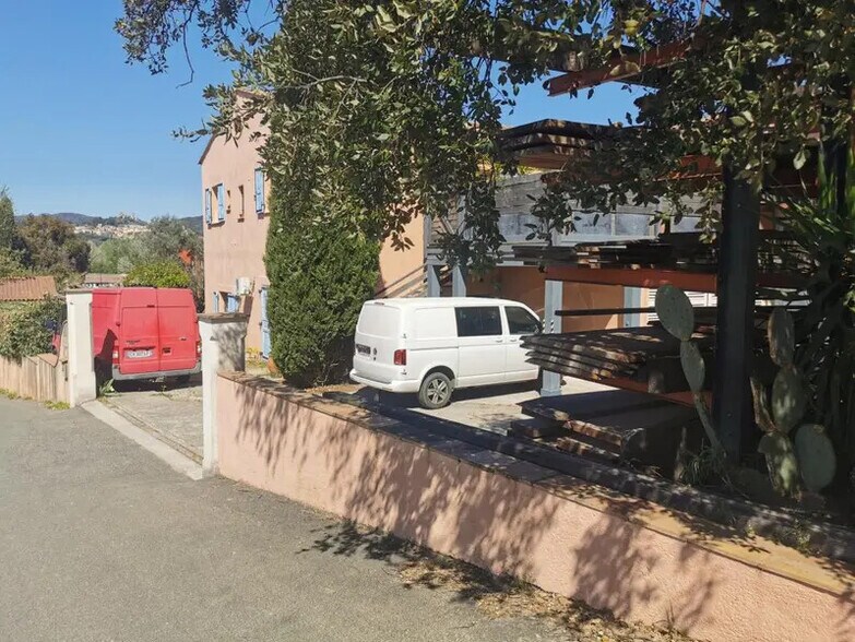 Local d'activités dans Cogolin à vendre - Photo de l’immeuble – Image 2 sur 16