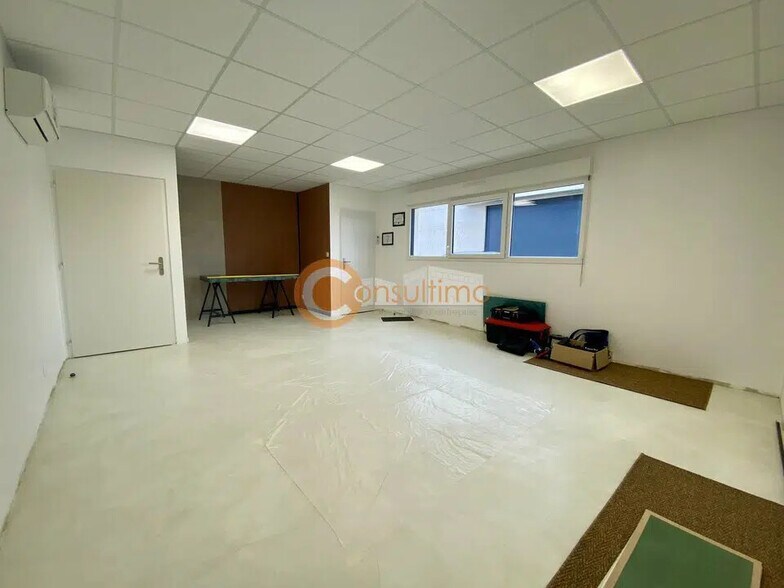 Bureau dans Saint-Germain-du-Puch à louer - Photo de l’immeuble – Image 1 sur 4