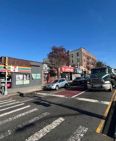 7909 Northern Blvd, Jackson Heights, NY à louer - Photo de l’immeuble – Image 3 sur 3