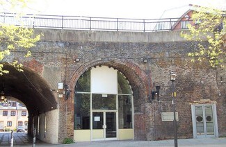 Plus de détails pour 16-21 Goswell Hl, Windsor - Local commercial à louer