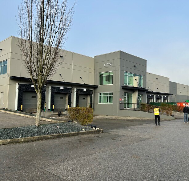 12753 Vulcan Way, Richmond, BC à louer - Photo de l’immeuble – Image 2 sur 8
