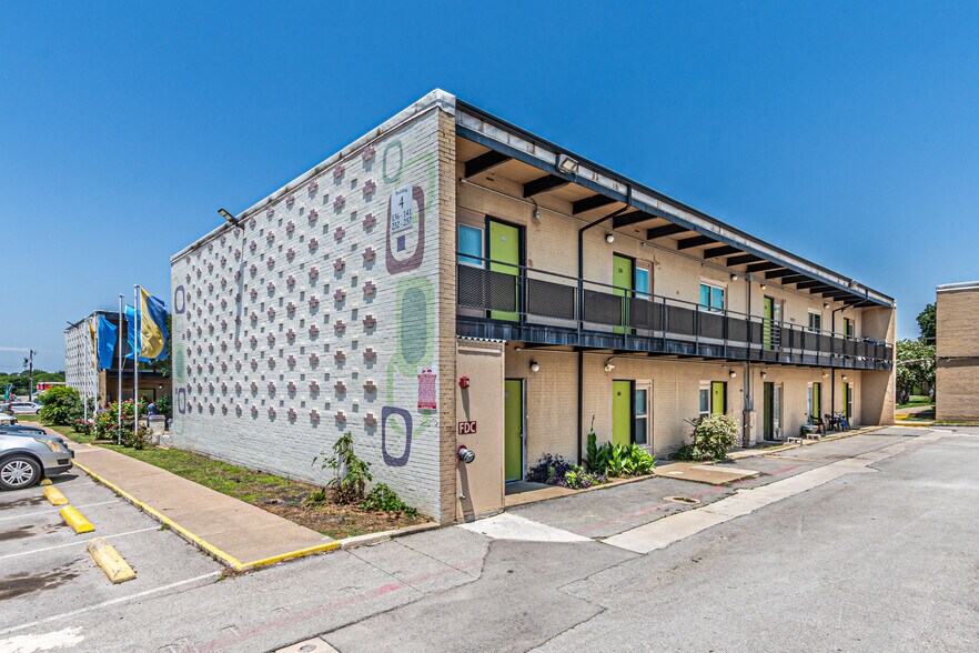 450 E Hurst Blvd, Hurst, TX à vendre - Photo de l’immeuble – Image 3 sur 19