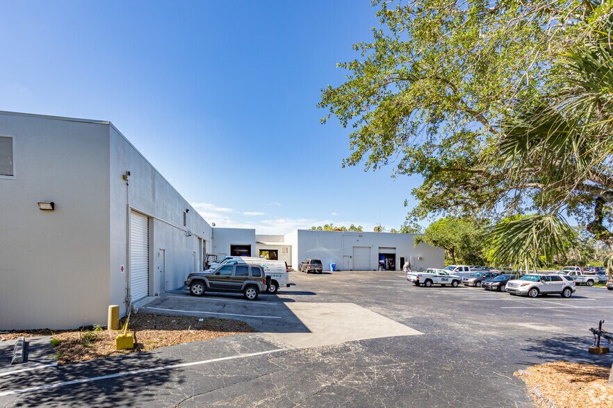 10105 Amberwood Rd, Fort Myers, FL à louer - Photo de l’immeuble – Image 2 sur 2