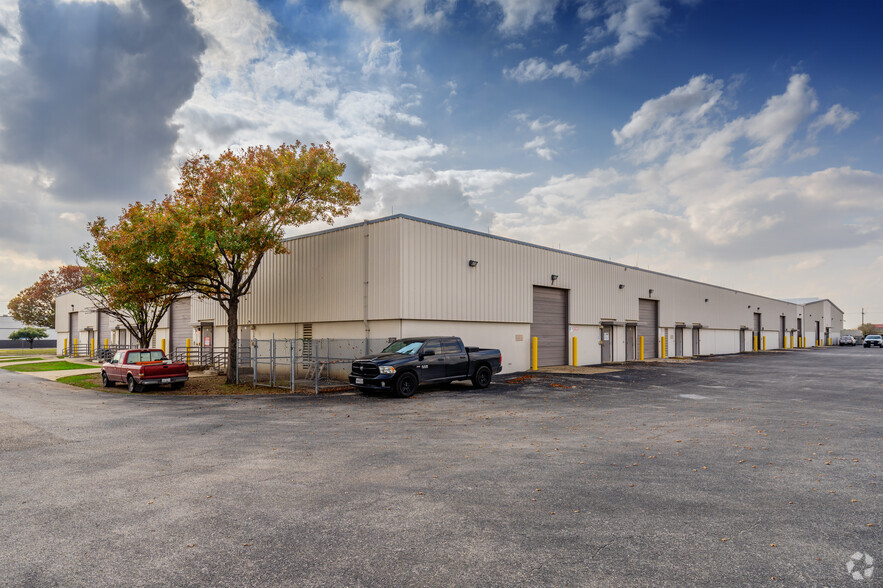 709 Raymond Medina St, San Antonio, TX à louer - Photo de l’immeuble – Image 3 sur 5