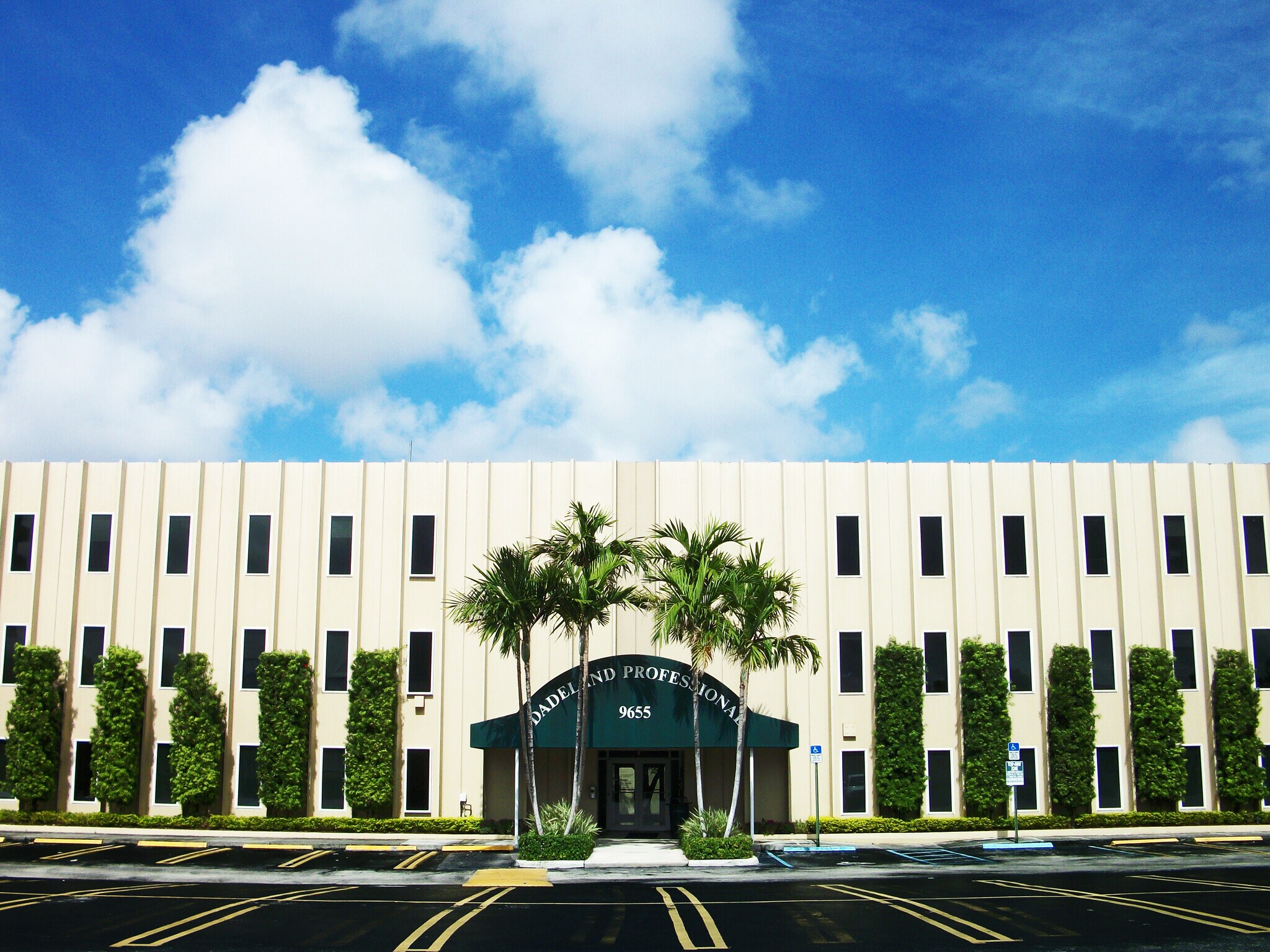 9655 S Dixie Hwy, Miami, FL à louer Photo de l’immeuble– Image 1 sur 10