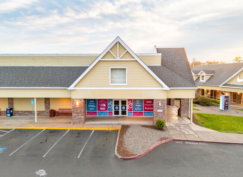 1500 SE East Devil's Lake Rd, Lincoln City, OR à louer - Photo de l’immeuble – Image 3 sur 8