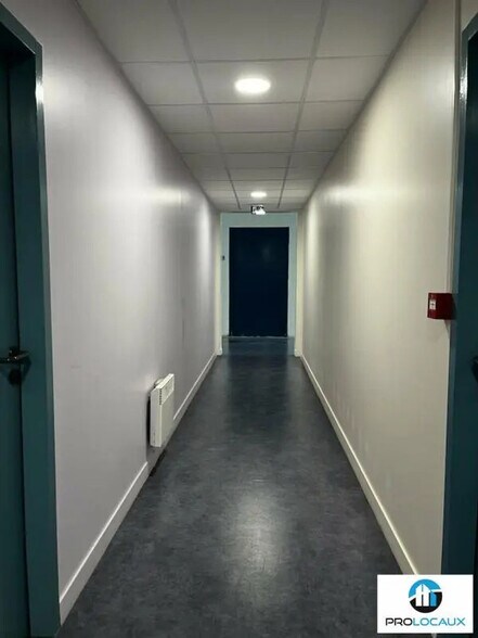 Bureau dans Saint-Maximin à louer - Photo de l’immeuble – Image 2 sur 2
