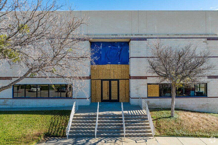 2520 Marsh Ln, Carrollton, TX à louer - Photo de l’immeuble – Image 3 sur 4