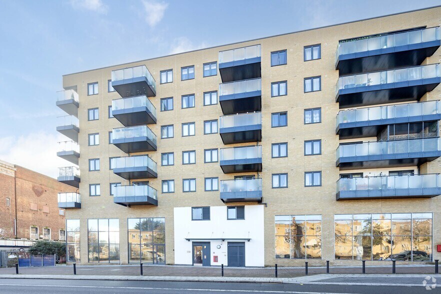 3 Burnt Oak Broa, Edgware à louer - Photo de l’immeuble – Image 3 sur 5