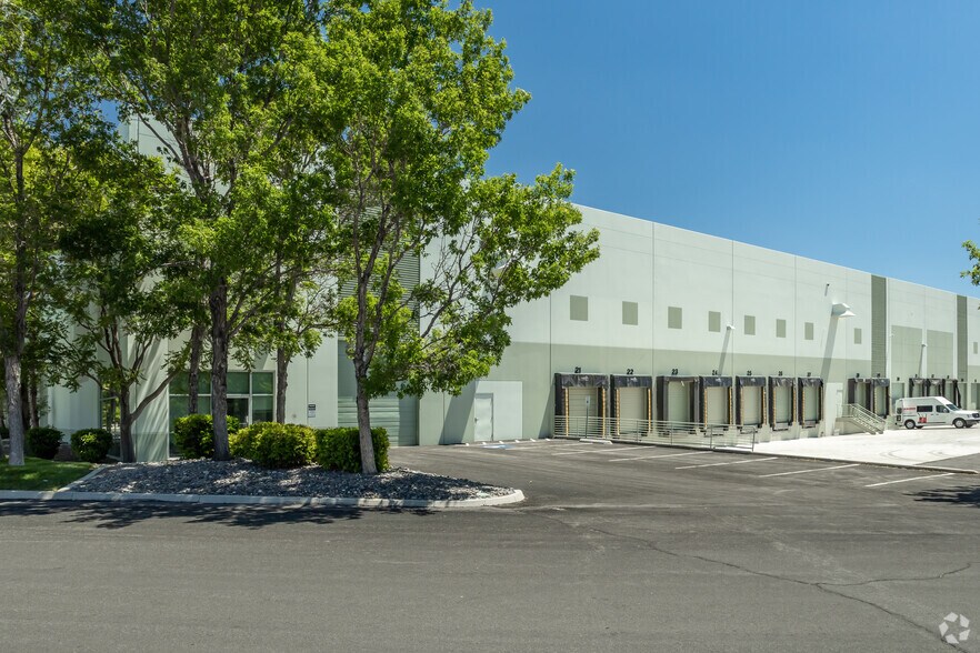 450 Maestro Dr, Reno, NV à louer - Photo principale – Image 2 sur 4