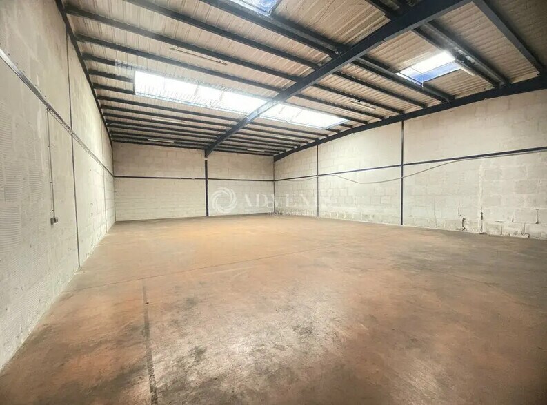 Local d’activités dans Villepinte à louer - Photo de l’immeuble – Image 1 sur 6