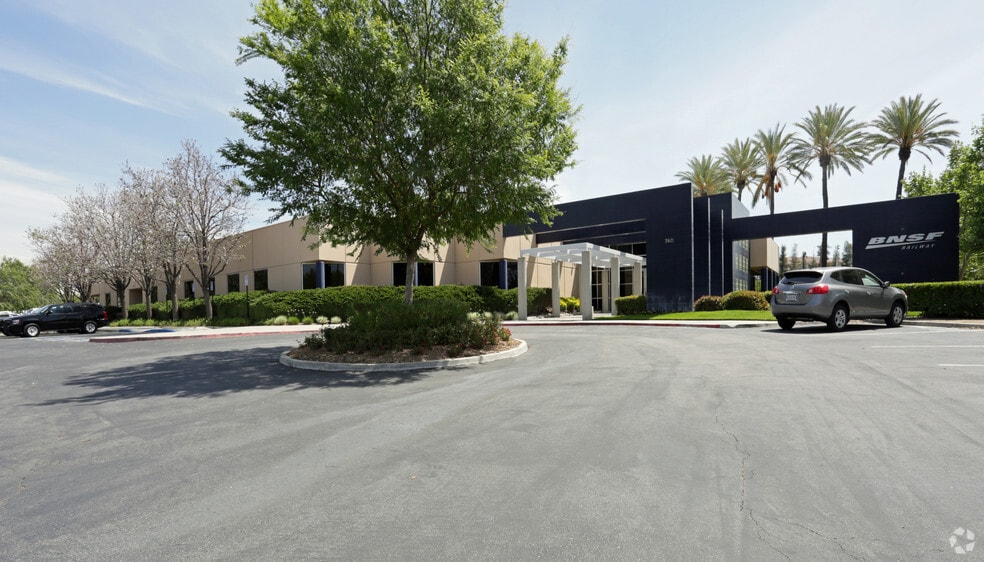 740 E Carnegie Dr, San Bernardino, CA à vendre - Photo principale – Image 1 sur 4